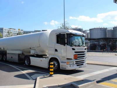 Petrostock-059-Camion-long-au-feu-tricolore.jpg